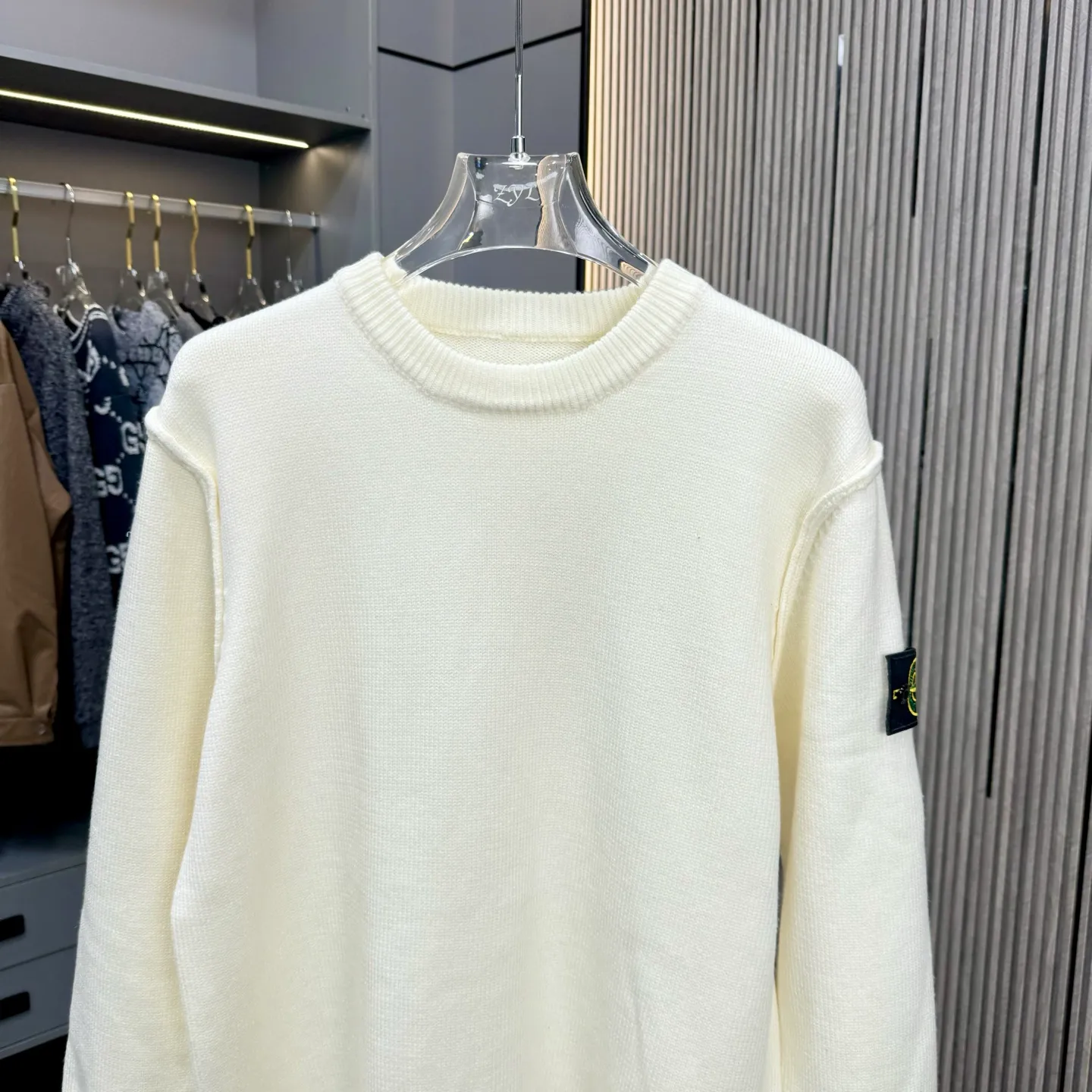 🅿️310 Stone Island 25FW crew neck sweater is made of top-grade cashmere yarn. The new autumn and winter Oblique jacquard knitted cashmere sweater adopts a double-sided wearable design and is made of high-quality cashmere material. After fine weaving process, it presents a soft and comfortable touch and excellent thermal performance. The iconic Oblique jacquard pattern is perfectly presented through precision knitting technology. It can be worn on both sides, showing different style charms. The round neck design is simple and elegant, suitable for various matching occasions. Exquisite knitting technology ensures that the clothes are not easily deformed and remain crisp and long-lasting. The double-sided design concept reflects LV's perfect balance of practicality and fashion. Each sweater undergoes strict quality inspection to ensure that the quality meets the brand's consistently high standards. This knitted item combines warmth and style, making it an exquisite addition to your autumn and winter wardrobe. Size:S/M/L/XL